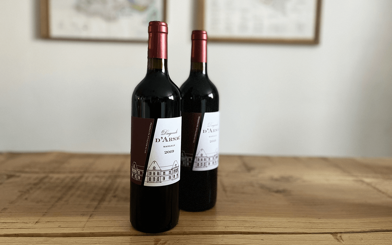 vin rouge bouteilles sur table