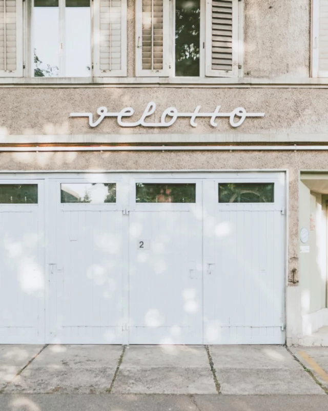 🔠 La typographie : une composante essentielle de votre message.

Aujourd’hui, on célèbre la typographie ! Bien plus qu'un simple choix esthétique, elle joue un rôle clé dans la construction de votre image.

✨ Lisibilité : Elle garantit une lecture fluide sur tous les supports.
✨ Réflexion de vos valeurs : La typographie transmet l'âme de votre marque.
✨ Structure harmonieuse : Elle oriente et guide vos lecteurs de manière intuitive.

Choisir la bonne typo, c’est choisir la meilleure façon de raconter votre histoire. Et vous, quelle typographie incarne l’esprit de votre marque ?

💬 Partagez en commentaire ou contactez-moi pour en discuter !
.
.
#Typographie #IdentitéGraphique #DesignAvecStyle #alixds 

👩🏻‍💻 Graphiste en freelance, je crée des identités visuelles et réalise des supports de communication print & web épurés, élégants et modernes.